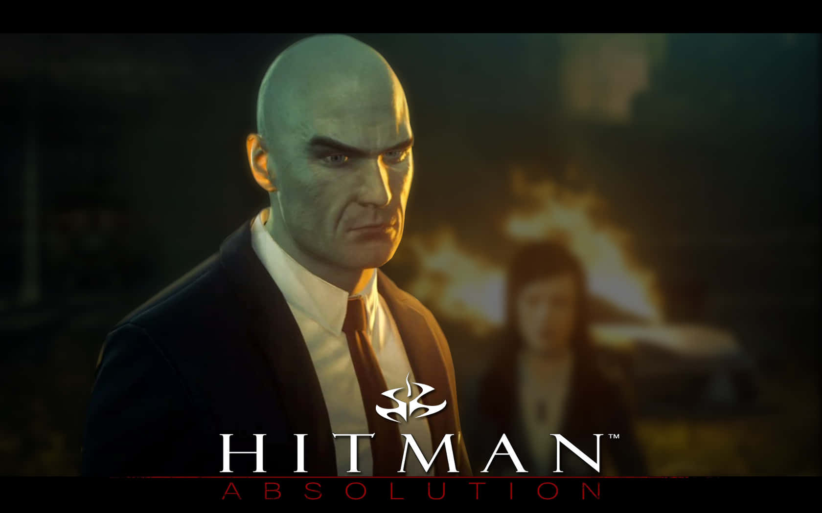 《Hitman Absolution》遊戲角色，身穿深色西裝，背景有火焰。