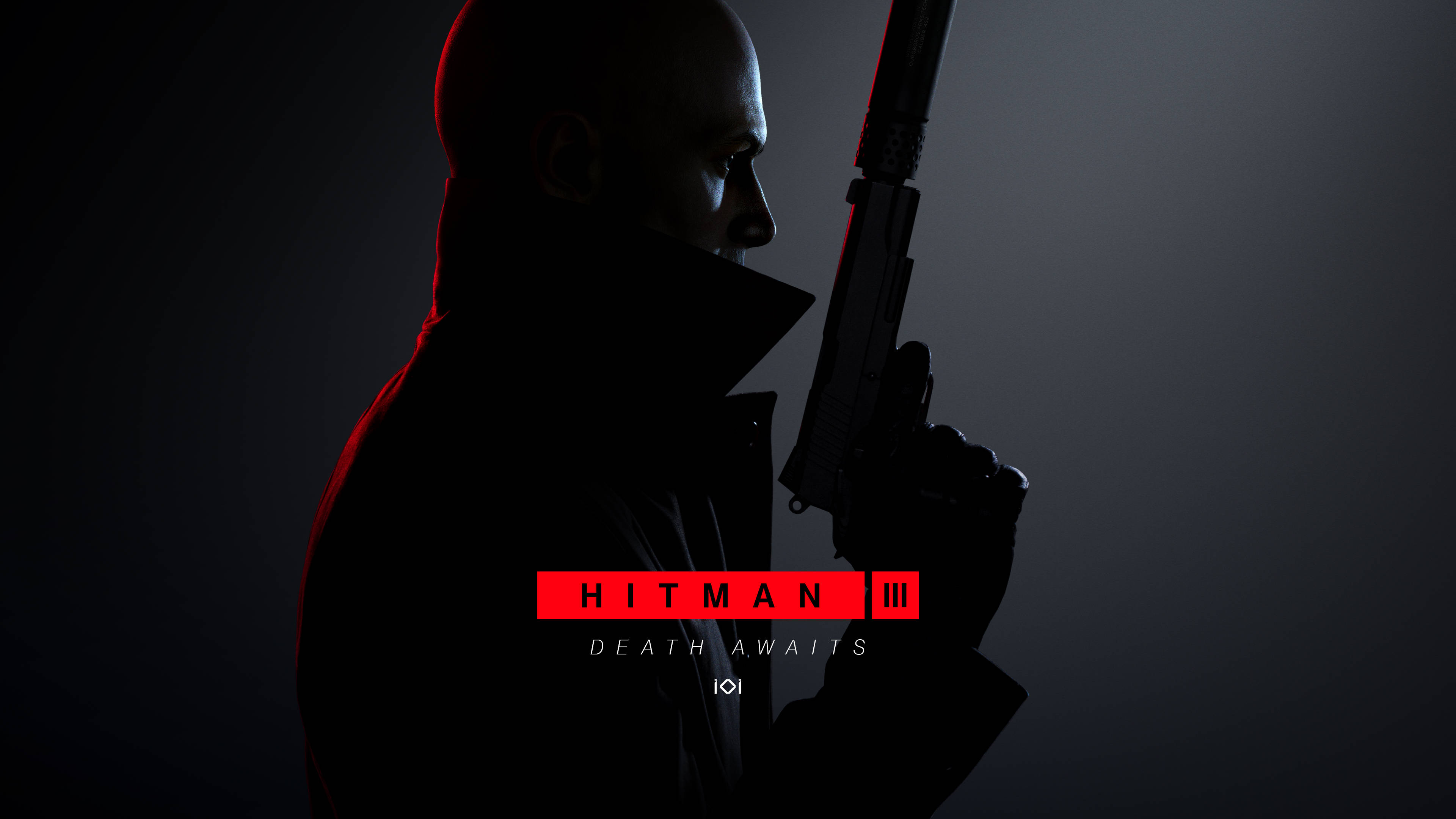 殺手47 全4K 黑幕剪影 壁紙 — 一個光頭刺客穿著深色外套，在戲劇性的紅色燈光下握著手槍，並帶有遊戲標題文字的剪影。