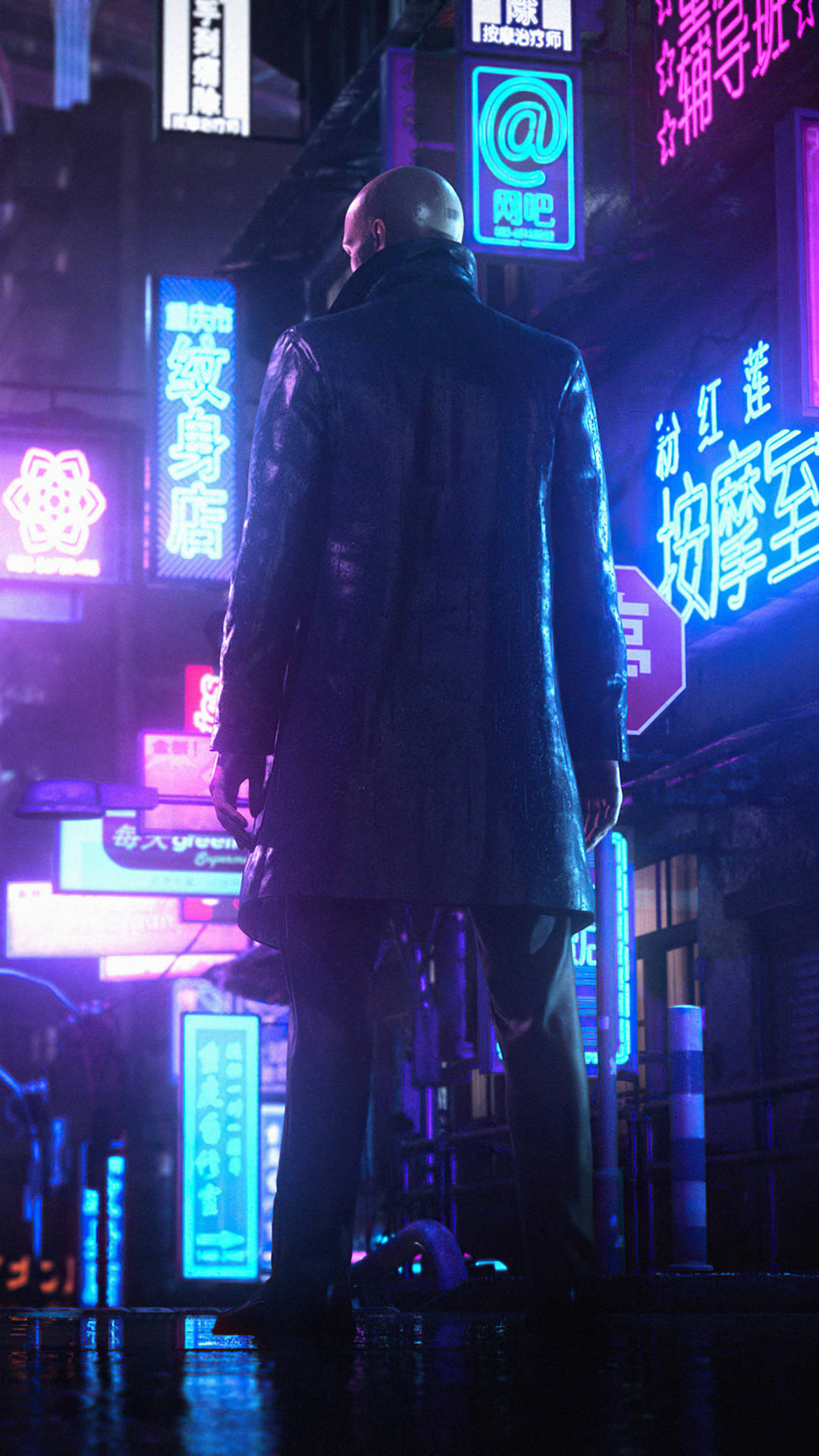 一個孤獨的男人穿著風衣，夜晚站在霓虹燈浸透的雨城市街道上。