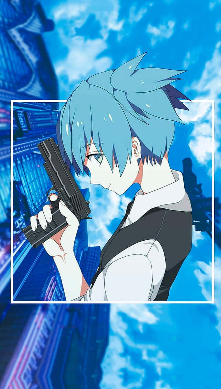 《殺老師》伊藤獨照 壁紙 — 藍髮動漫角色在充滿活力的藍色城市背景下手持手槍。