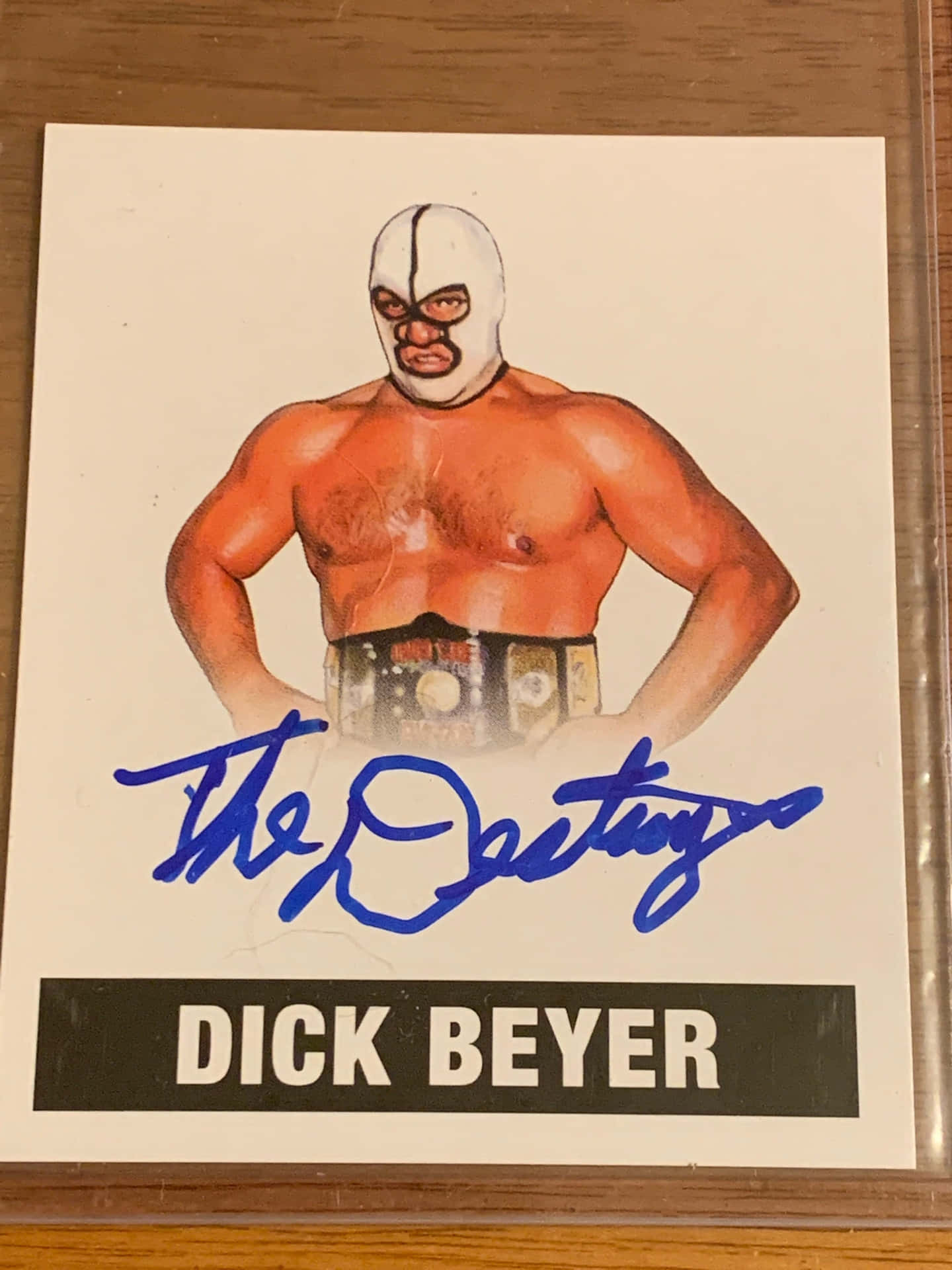 Dick Beyer戴面具手持冠軍腰帶的簽名摔角卡。