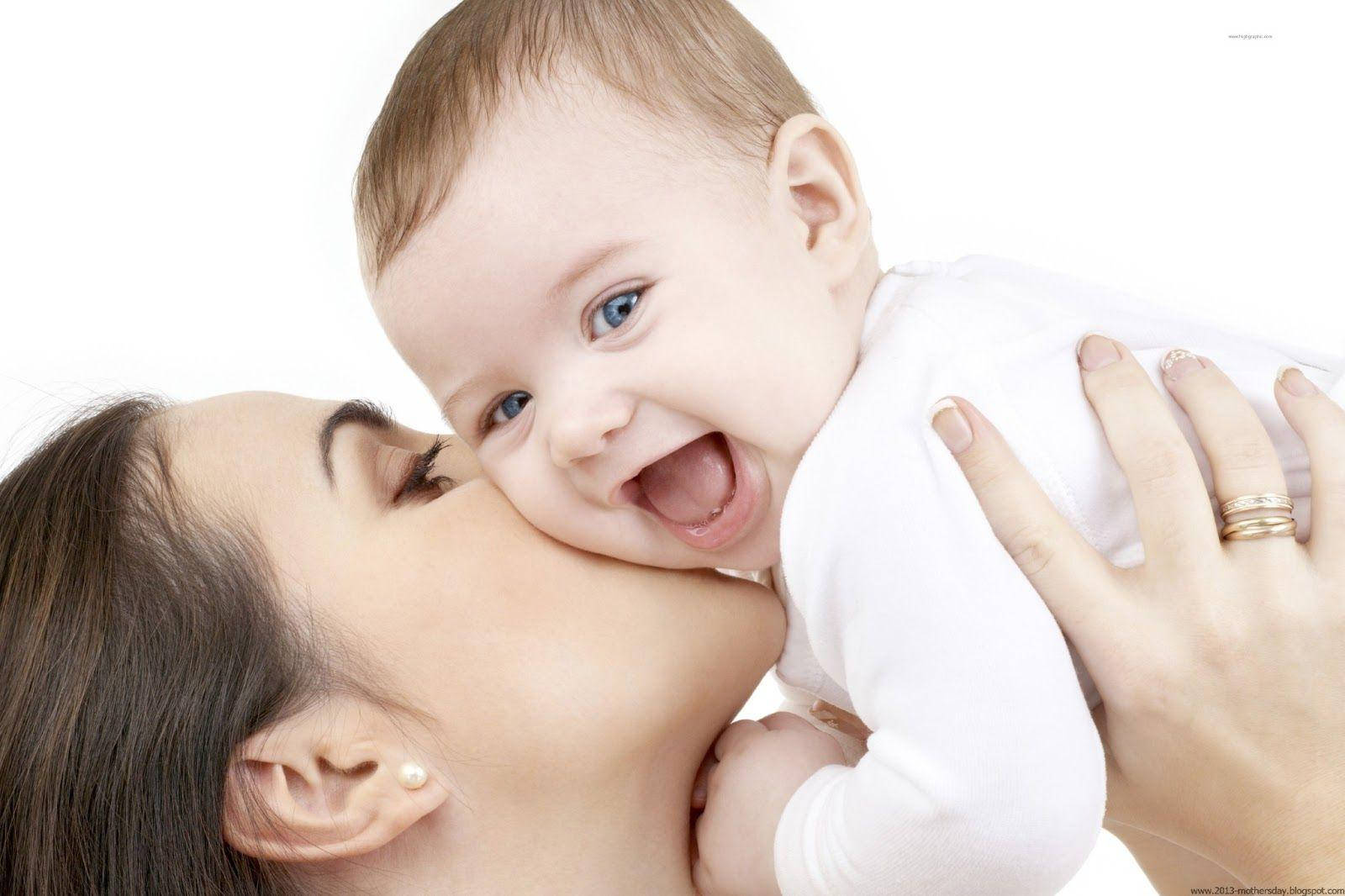 母子親吻頰 壁紙 — 一個快樂的嬰兒，有著明亮的藍眼睛，在白色背景上被微笑的母親親吻臉頰時大笑。