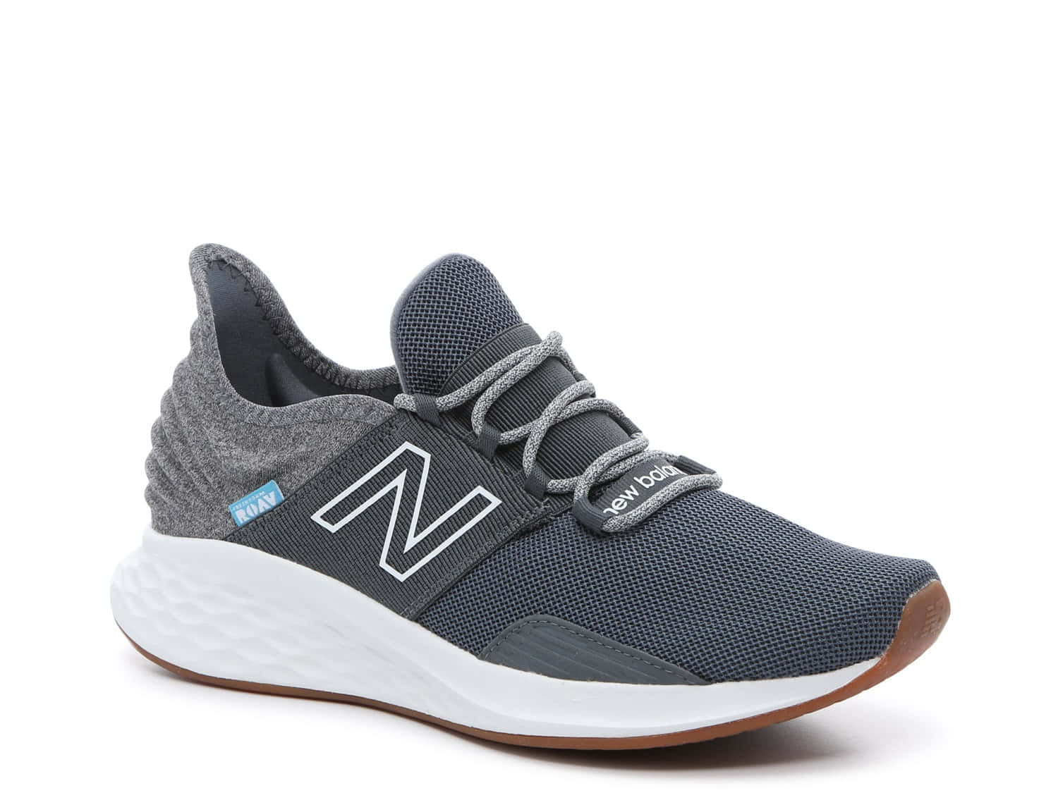 灰色New Balance運動鞋，白色鞋底和棕色鞋頭。