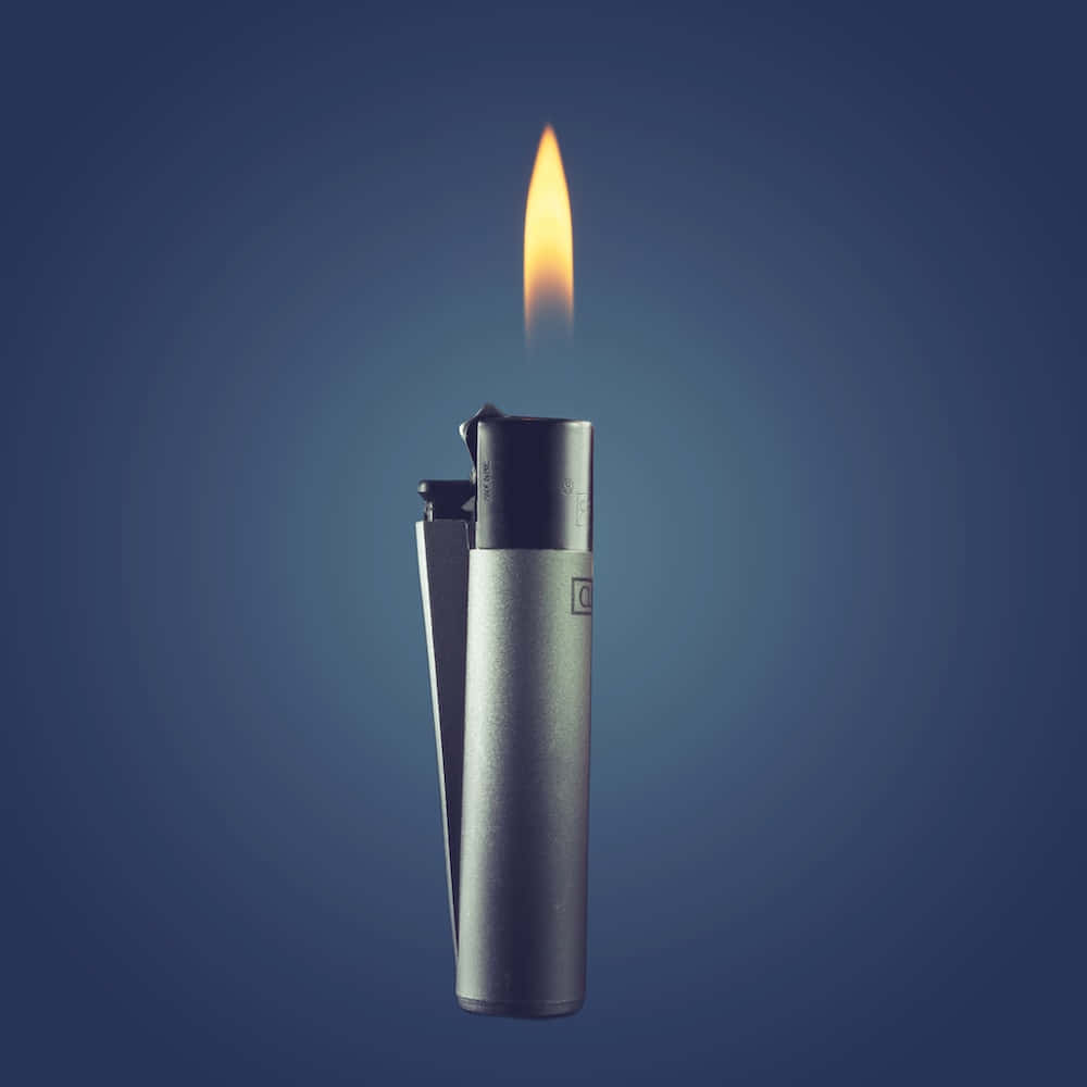 每個人都需要一盞光 壁紙 — 一個銀色打火機帶有明亮的橙色火焰，在深藍色漸變背景中央豎立。