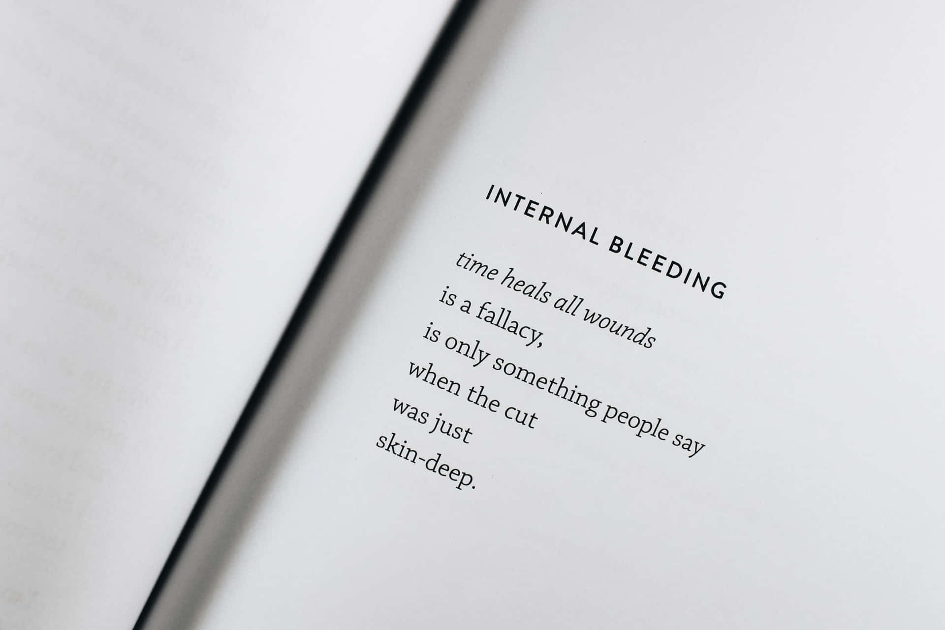 書頁特寫，標題為 Internal Bleeding，一首關於癒合的詩歌。