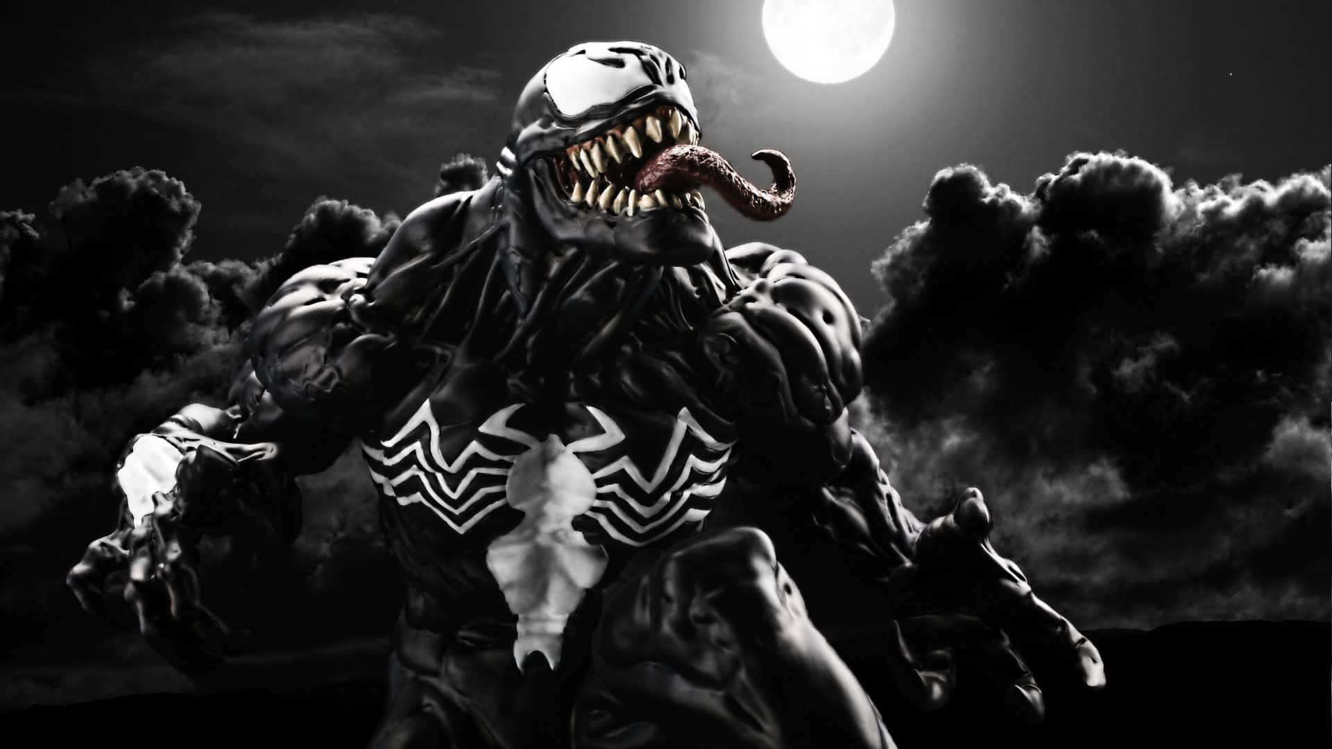Scary Venom 桌布 壁紙 — 毒液在滿月下威嚇地站立，黑暗的雲層在他肌肉發達的身形周圍旋轉。