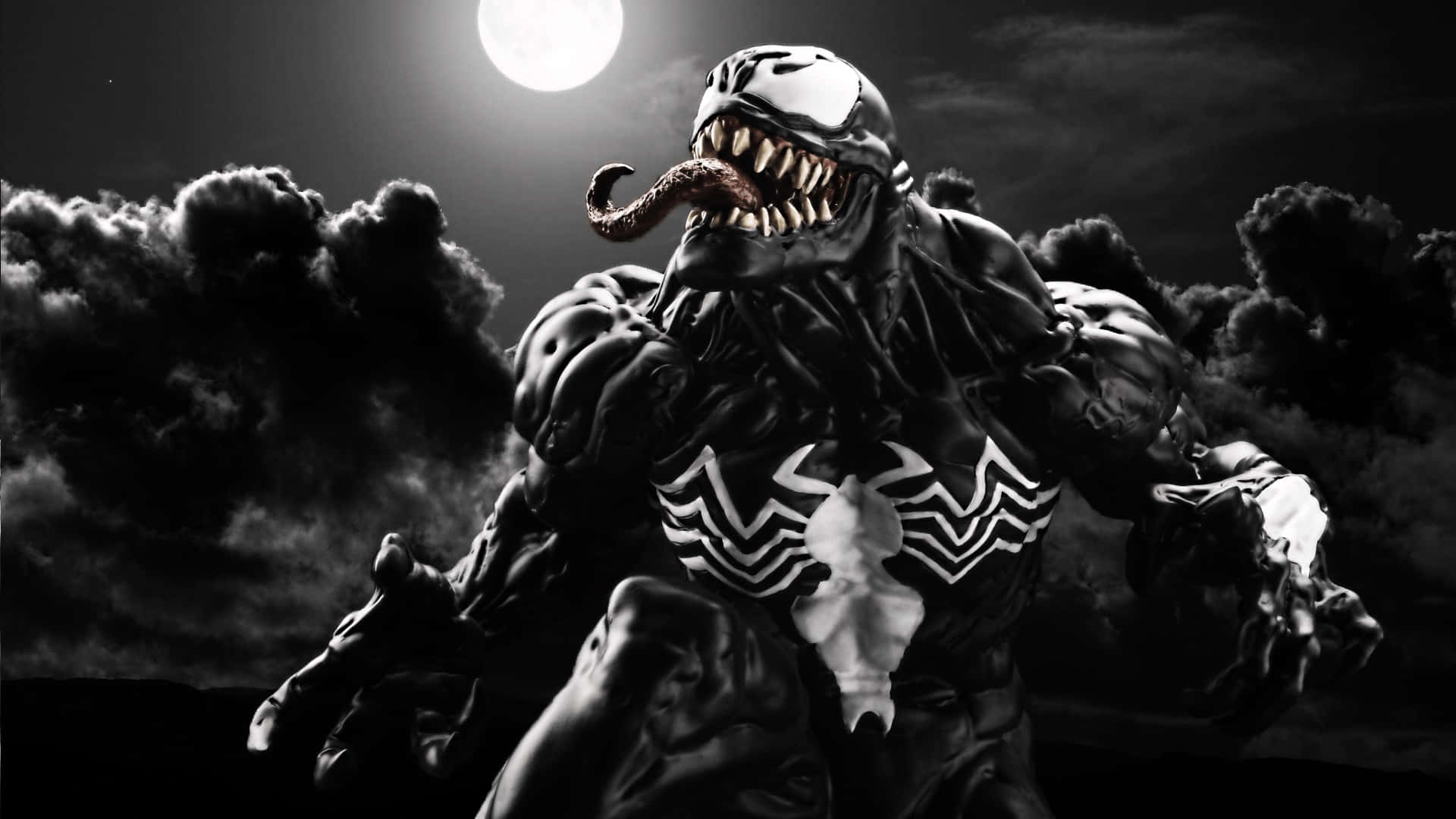 Scary Venom 桌布 壁紙 — 毒液在滿月下威嚇地站立，黑暗的雲層在他肌肉發達的身形周圍旋轉。