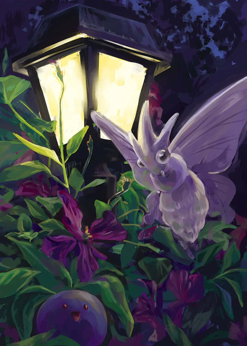 毒蛾與小葉在夜間 壁紙 — 一盞發光的燈籠照亮了一個花園，一隻紫色的蝙蝠狀生物和一隻圓眼的藍色生物在深色花朵和綠葉之間窺視。