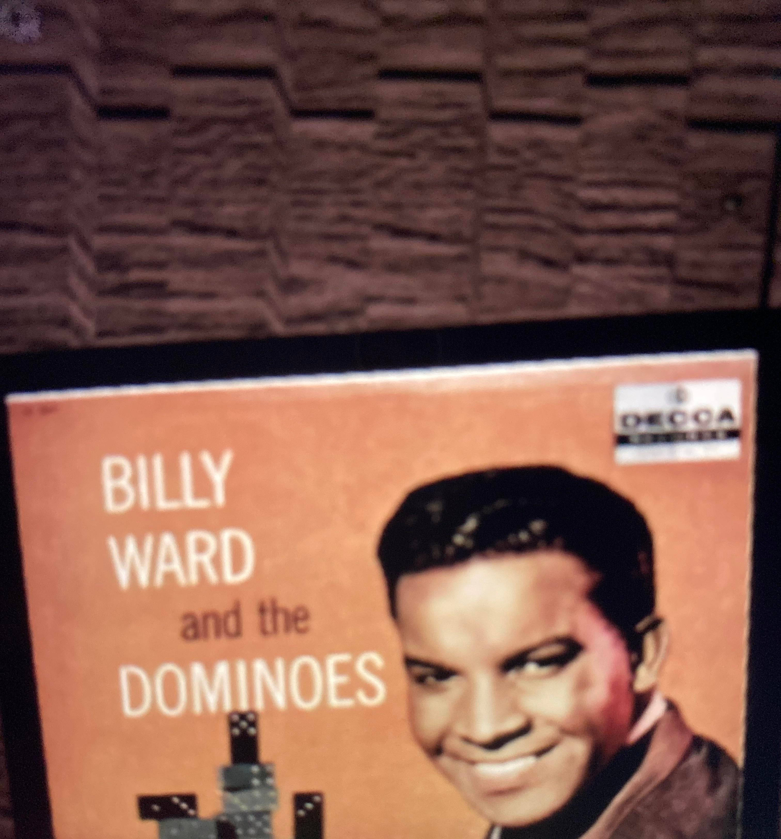 比利·沃德與多米諾樂隊 Rhythm And Blues 壁紙 — Billy Ward and the Dominoes 的復古 Decca 唱片專輯封面，橙色背景上有一個微笑的男人。