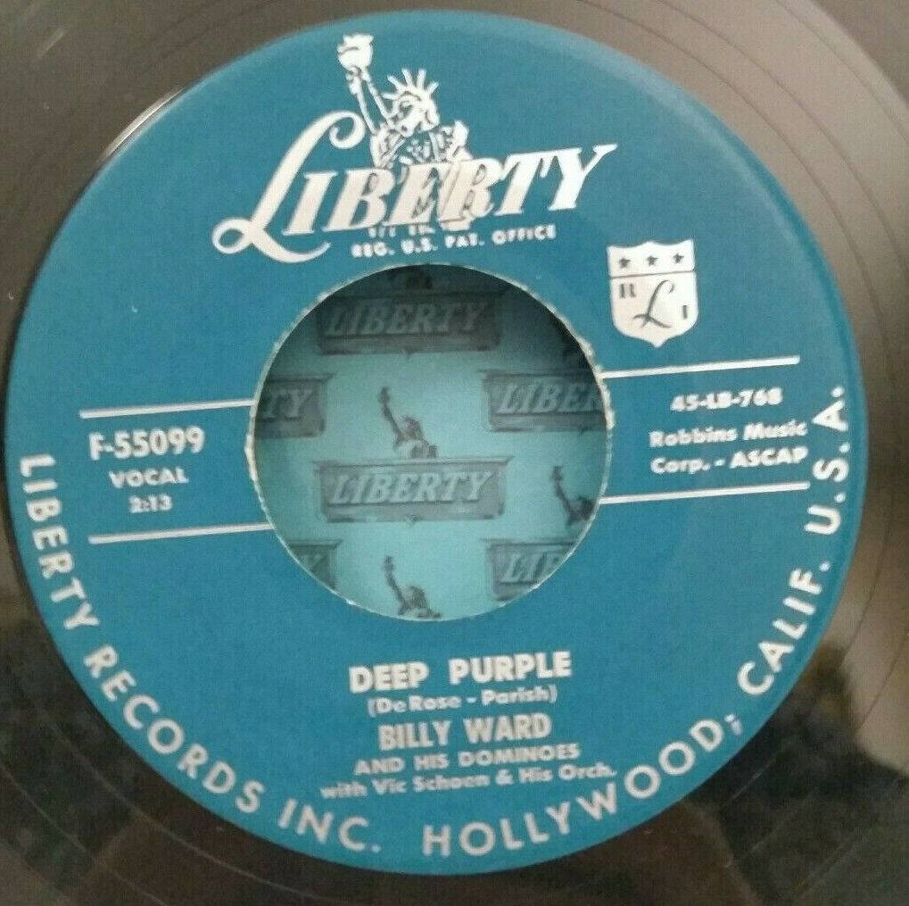 比利·沃德與多米諾樂隊與利比亞唱片標誌合影 壁紙 — Billy Ward and His Dominoes 的《Deep Purple》復古藍色 Liberty Records 45 rpm 黑膠唱片標籤特寫。