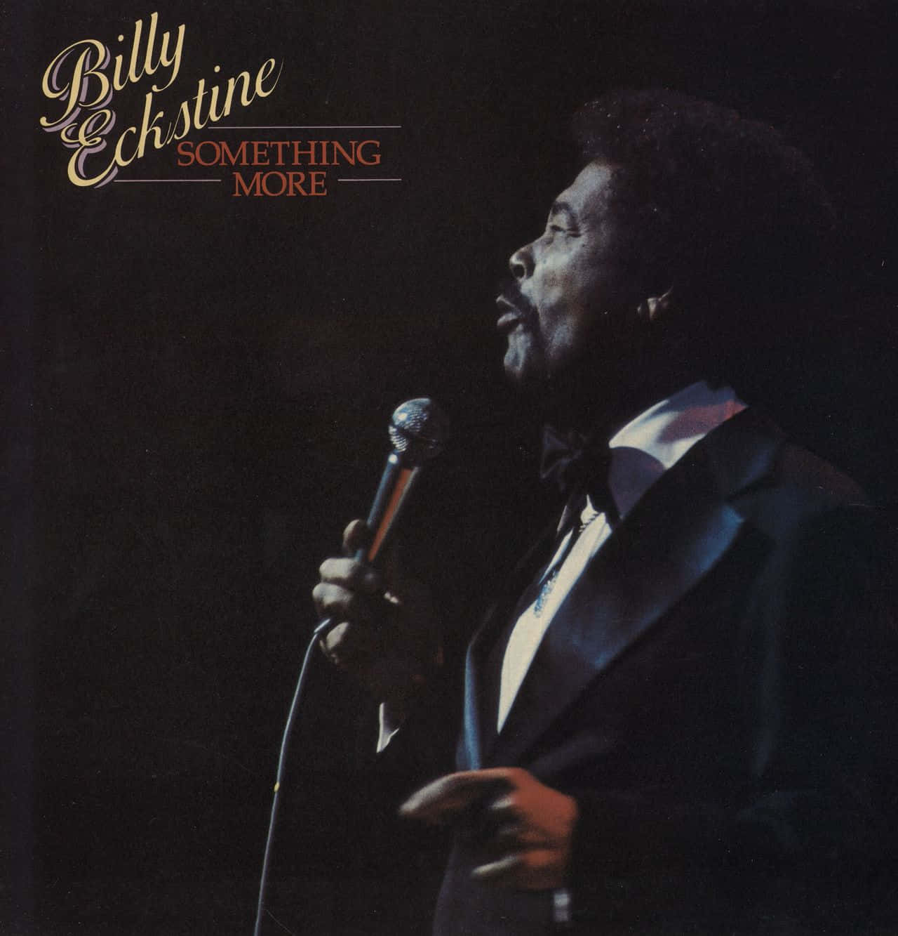 歌手Billy Eckstine身穿燕尾服在舞台上握著麥克風