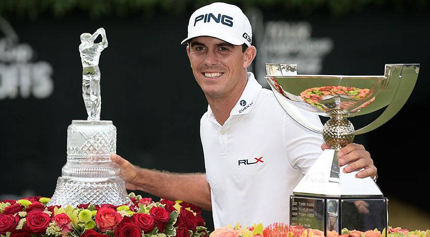 高爾夫球手Rory McIlroy手持獎盃，前景有紅玫瑰。