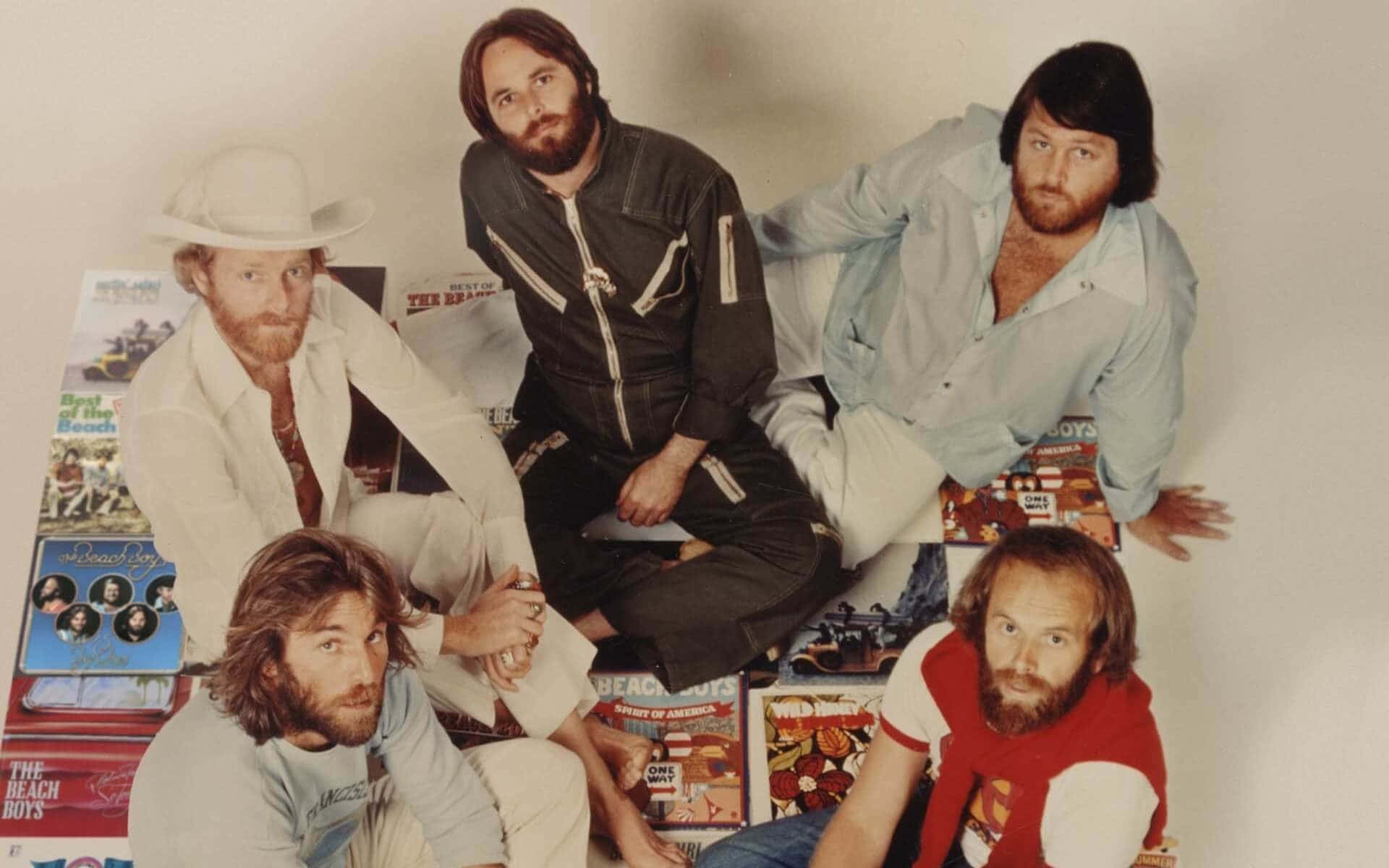 四位留鬍鬚的男子在錄音室中於 Beach Boys 專輯上擺姿勢