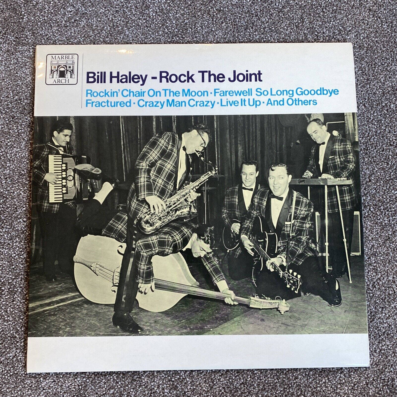 Bill Haley and his Comets 穿著格紋西裝在舞台上現場表演。