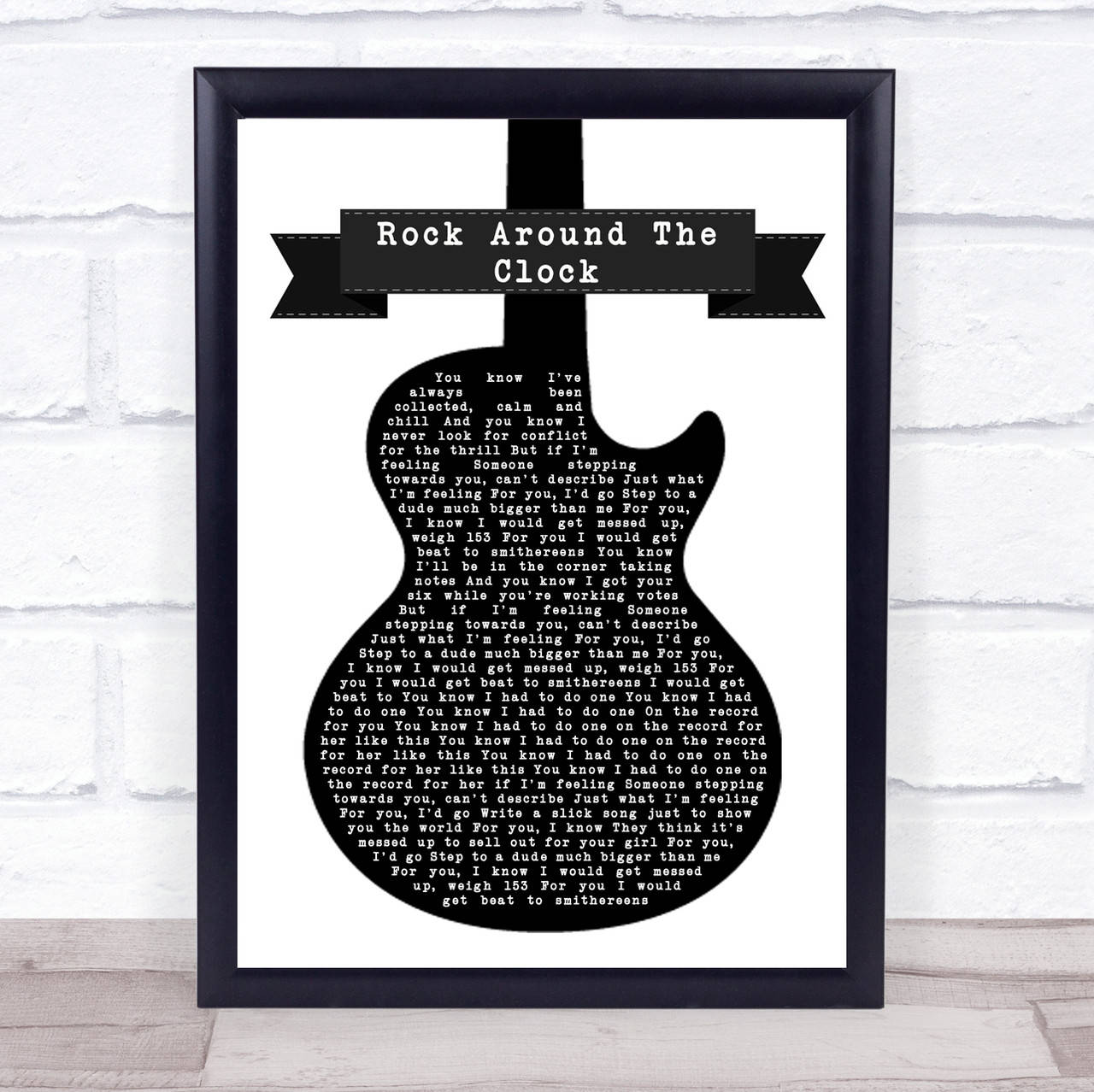 框裝結他形狀歌詞海報，展示《Rock Around The Clock》，掛在磚牆上。
