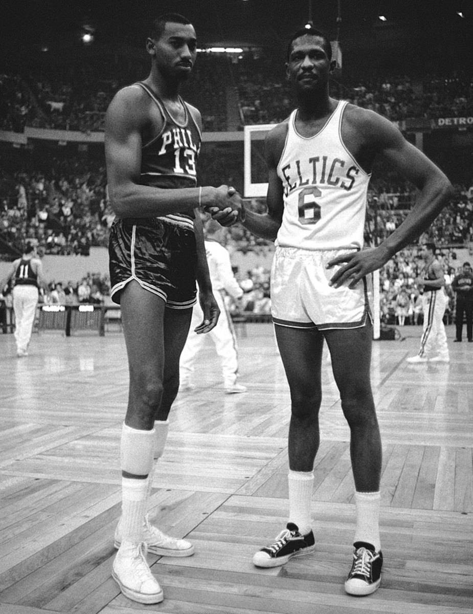 兩位NBA傳奇人物在比賽期間於籃球場上握手。