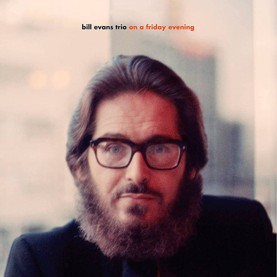 爵士鋼琴家 Bill Evans 戴眼鏡同鬍鬚嘅肖像，文字寫住 'Bill Evans Trio on a Friday Evening'。