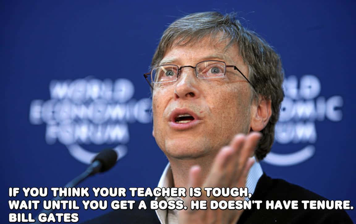 Bill Gates 桌布 壁紙 — 比爾·蓋茨在世界經濟論壇上熱情演講，背景為藍色並帶有引言覆蓋層。