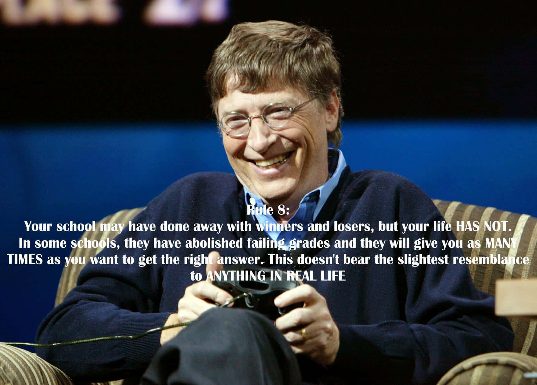 Bill Gates 桌布 壁紙 — 比爾·蓋茨在公開演講活動中手持遊戲控制器大笑，並帶有文字疊加。