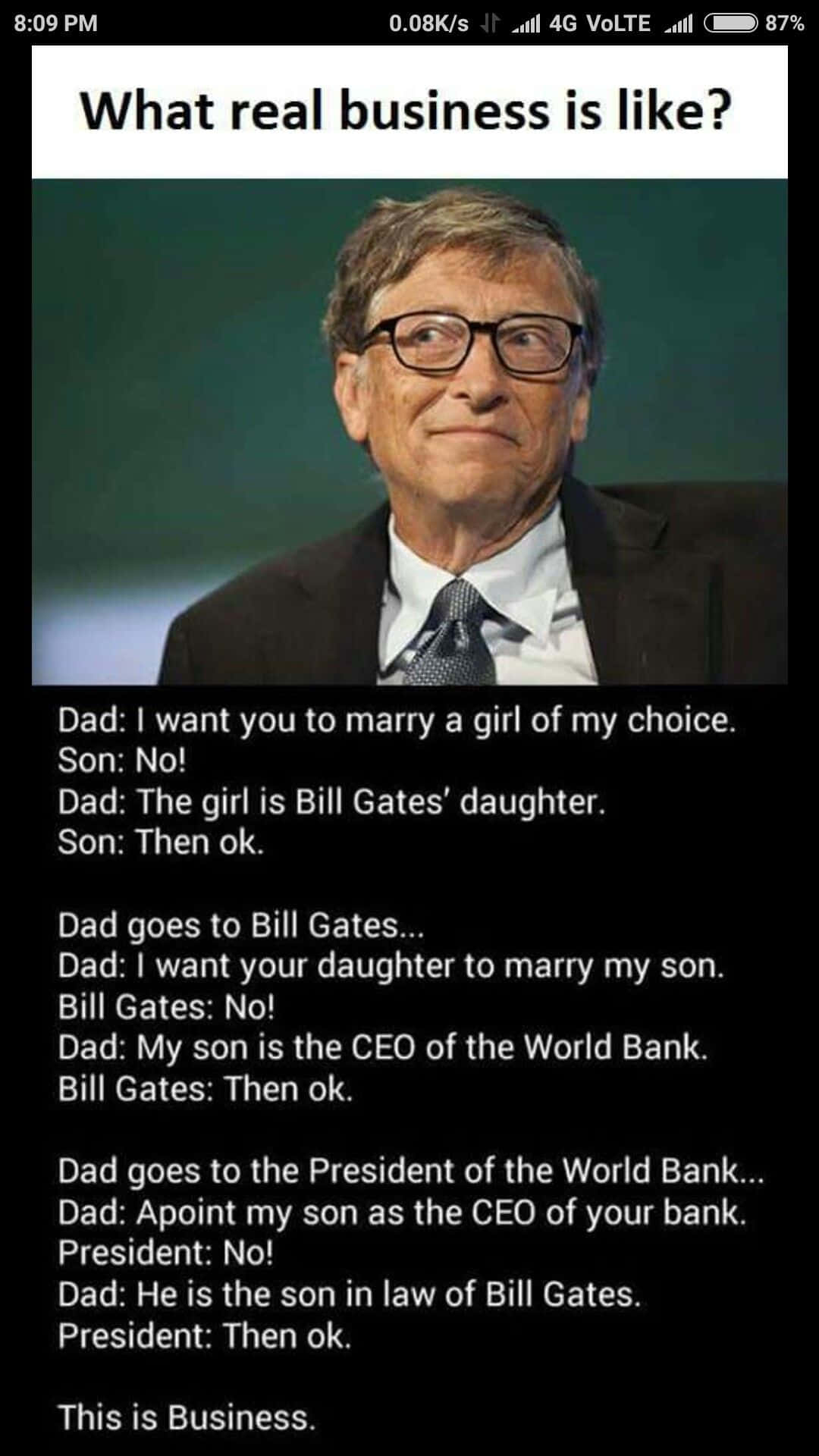 Entrepreneurial Memes 桌布 壁紙 — 比爾·蓋茨穿著正式西裝，在深綠色背景前微妙微笑，疊加文字講述一個關於商業交易的玩笑。