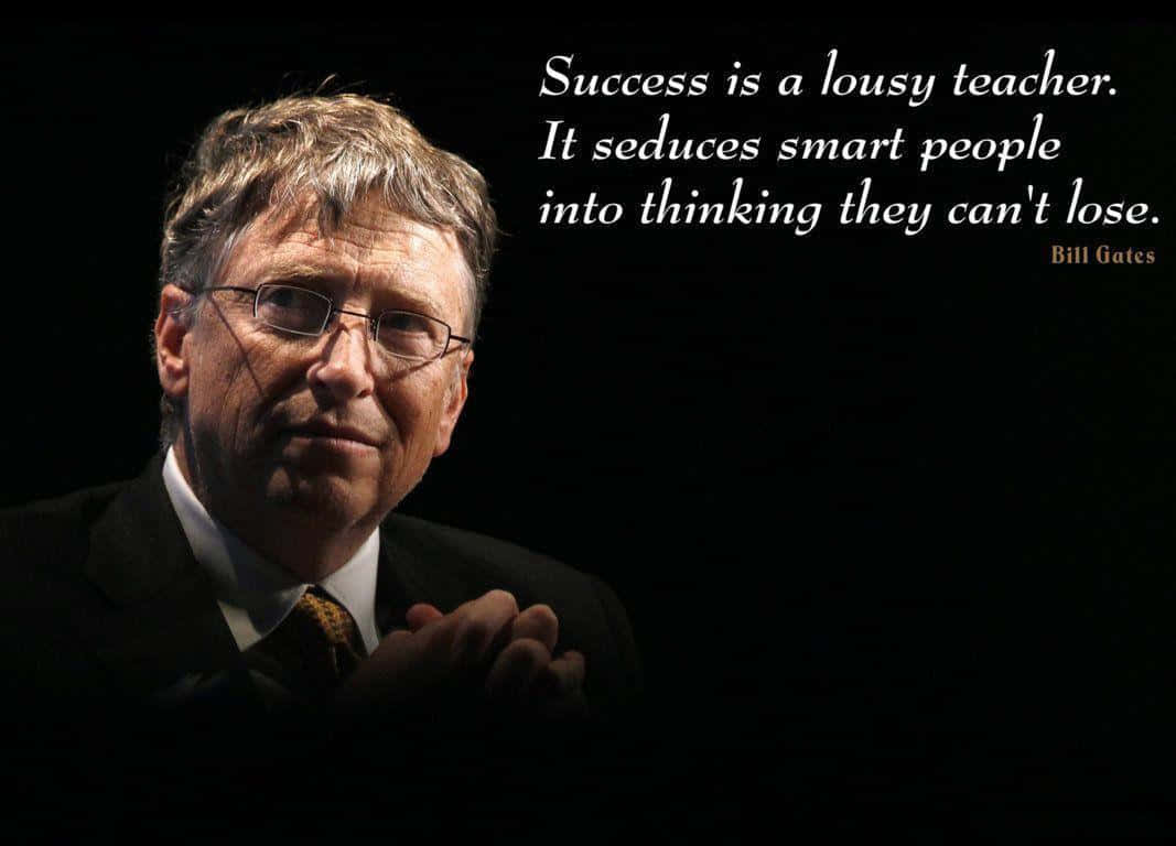 Bill Gates 桌布 壁紙 — 比爾·蓋茨身穿深色西裝，旁邊有一句關於成功的名言在黑色背景上發光。