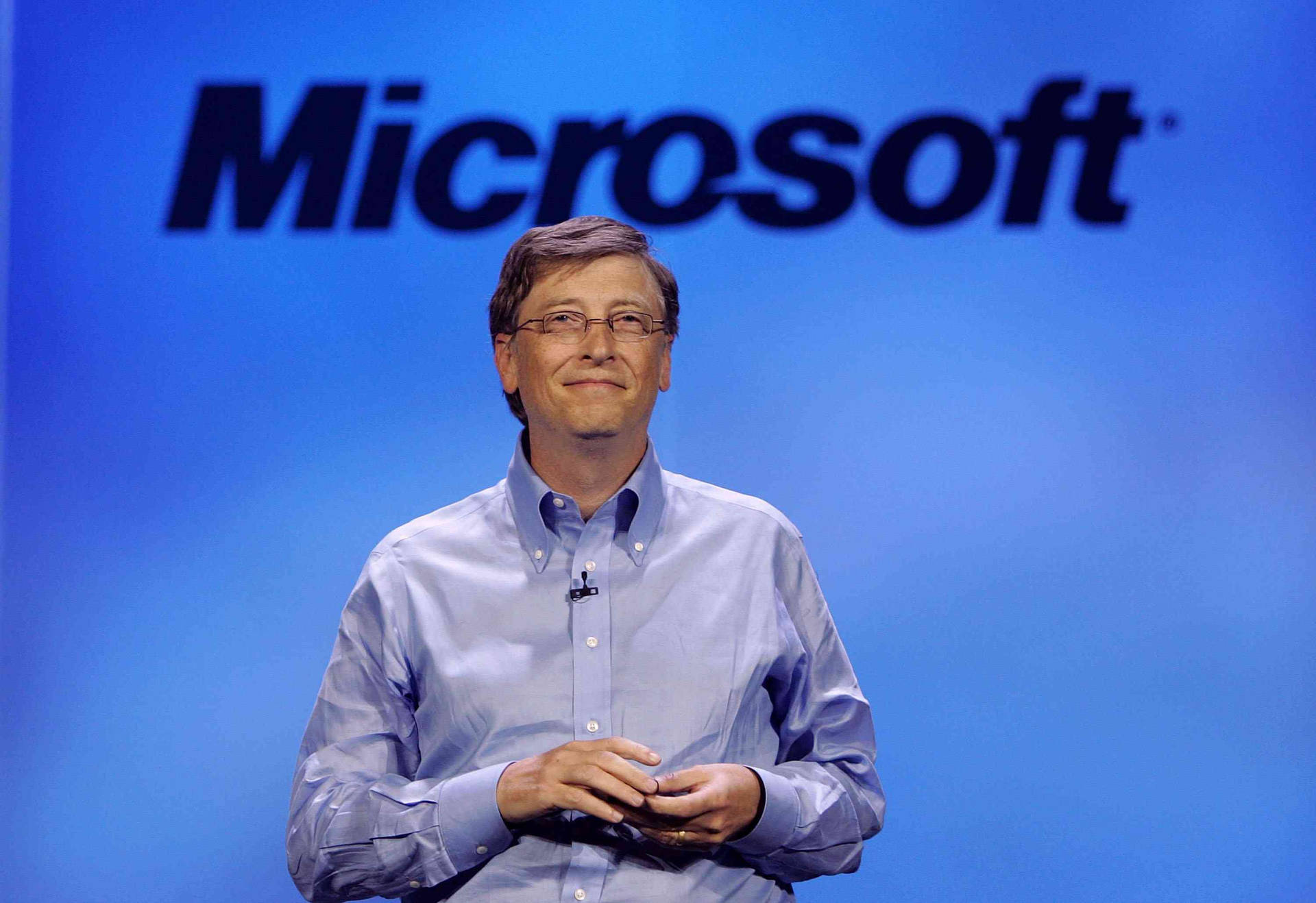 比爾·蓋茨在Microsoft活動中微笑發言。