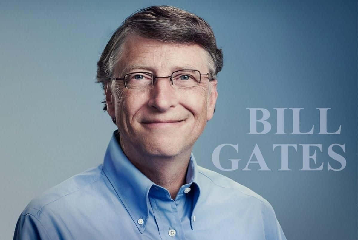 Bill Gates 桌布 壁紙 — 比爾·蓋茲穿著淺藍色襯衫，在柔和的藍色漸變背景上，以大型白色文字顯示他的名字，溫暖地微笑。