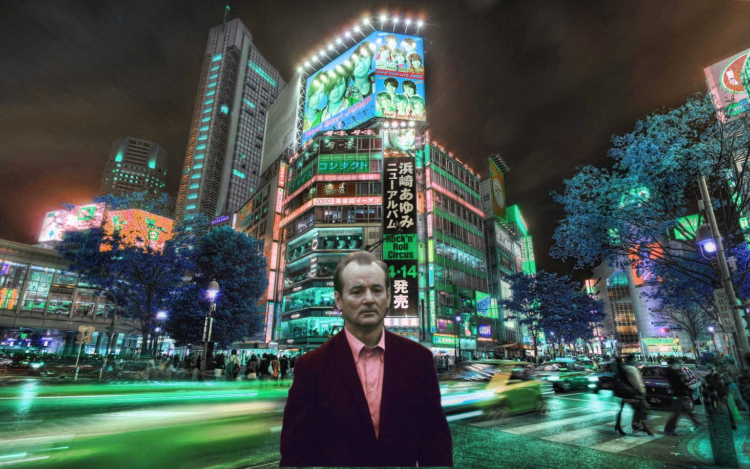 身穿栗色西裝的男子站在霓虹燈閃爍的東京夜晚街道上，周圍是發光的標誌和模糊的汽車。