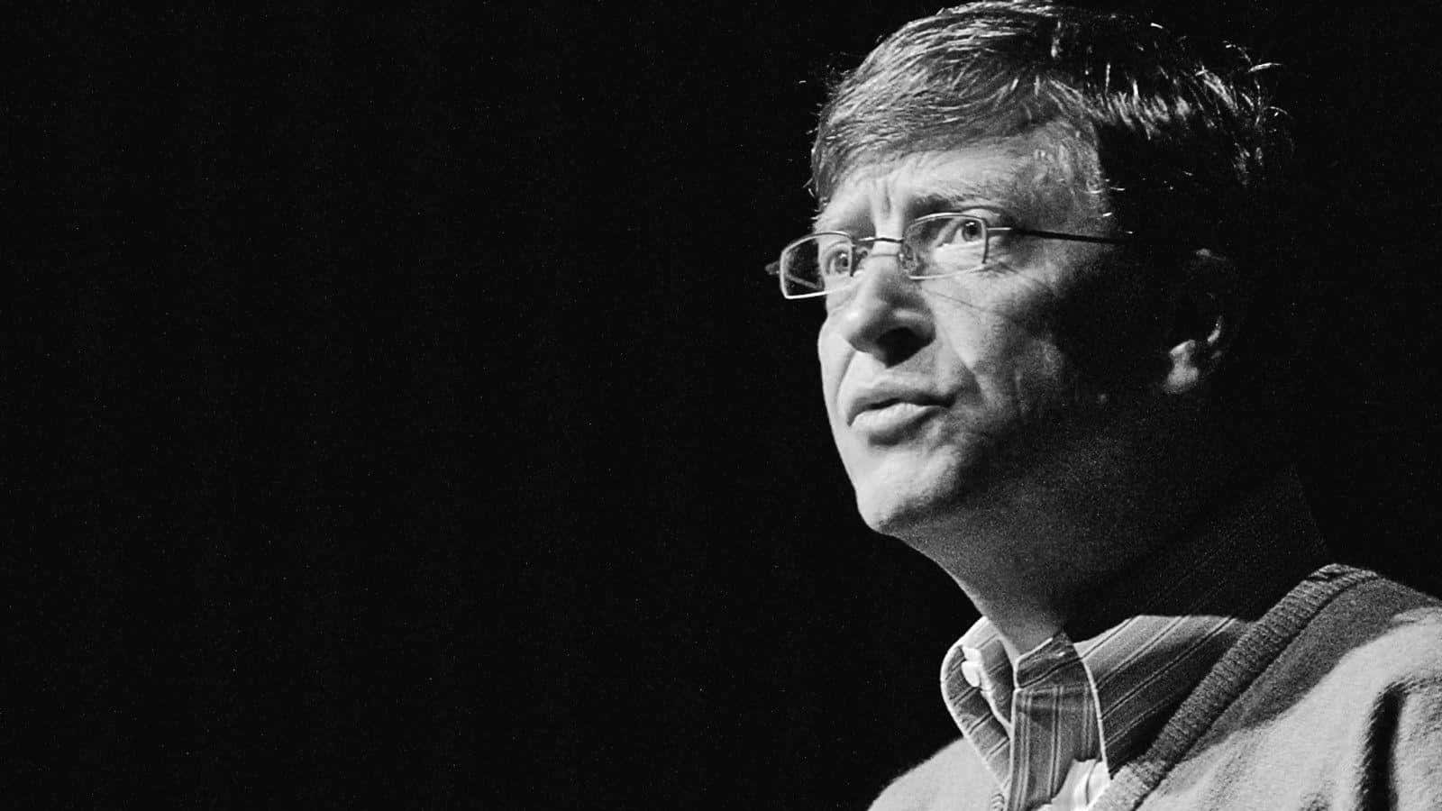 Bill Gates 桌布 壁紙 — 比爾蓋茨的側面黑白肖像，背景深色，戴眼鏡和毛衣。