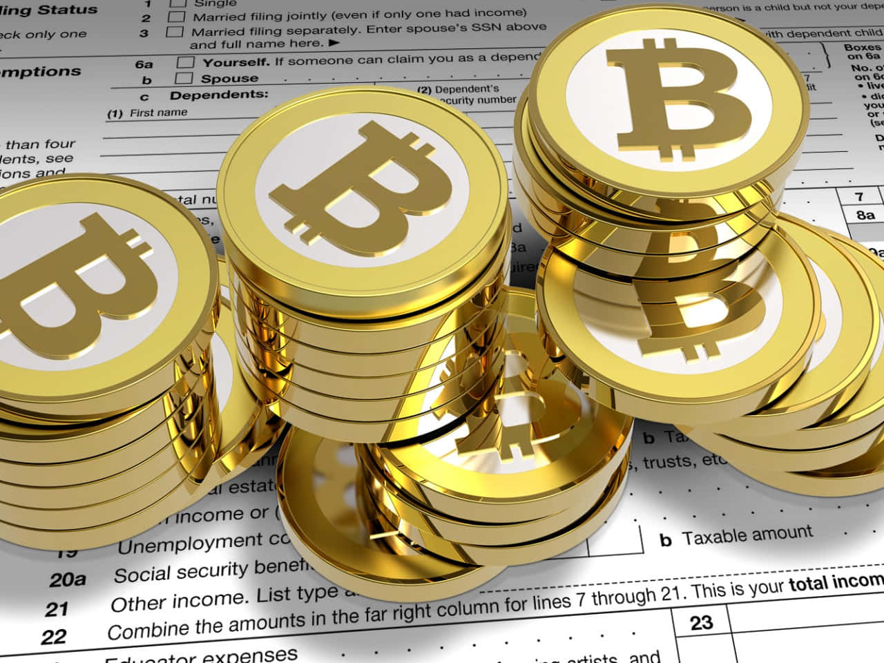 比特幣前景：重塑我們交易的方式 壁紙 — 一堆閃閃發光的金色比特幣硬幣放在稅表上，突顯加密貨幣的財務影響。