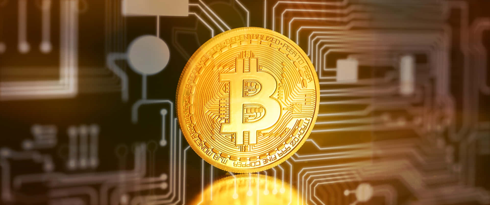 金色比特幣硬幣漂浮在發光的電路板上。