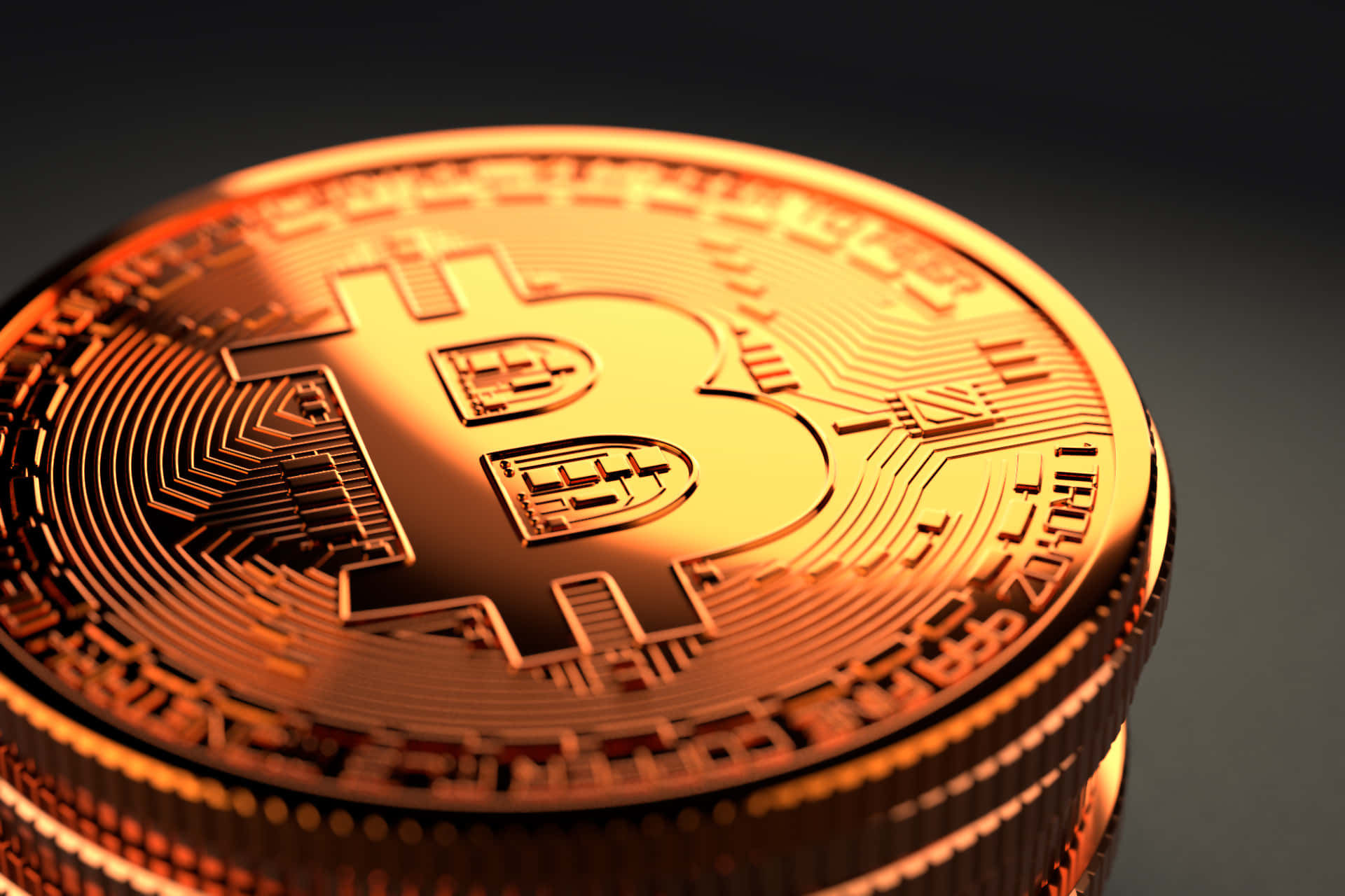 比特幣的崛起 壁紙 — 一枚閃閃發光的金色比特幣，帶有電路圖案，堆疊在深色漸變背景上。