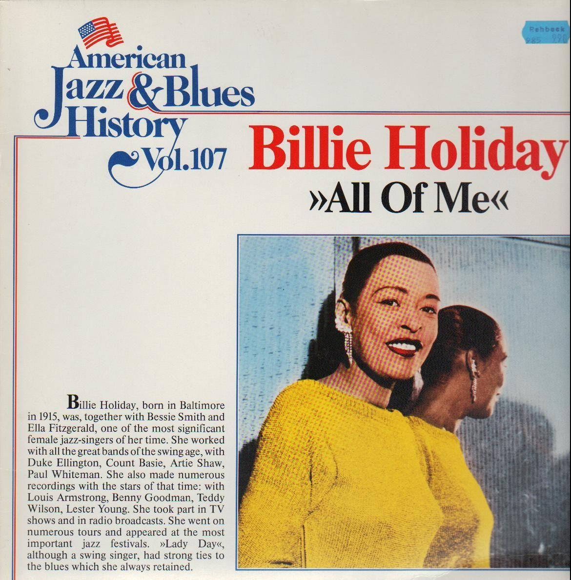 比莉·哈樂黛登上報紙頭版 壁紙 — 復古專輯封面，Billie Holiday 身穿亮黃色毛衣，在藍色背景前微笑，文字詳細介紹了她的爵士樂遺產。