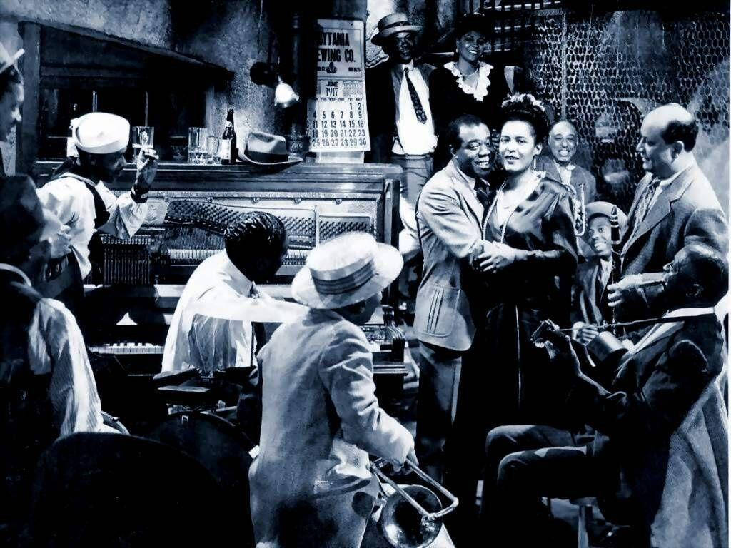 比莉·哈樂黛與丈夫 壁紙 — 1940年代充滿活力的爵士俱樂部場景，音樂家和顧客在溫暖的燈光下跳舞和社交。