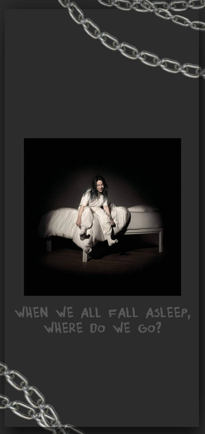 比莉·艾利什《When We All Fall Asleep, Where Do We Go?》專輯封面美學背景 壁紙 — 一名身穿白衣的人坐在床上，處於戲劇性的聚光燈下，背景為黑色，並有鎖鏈框住圖像。