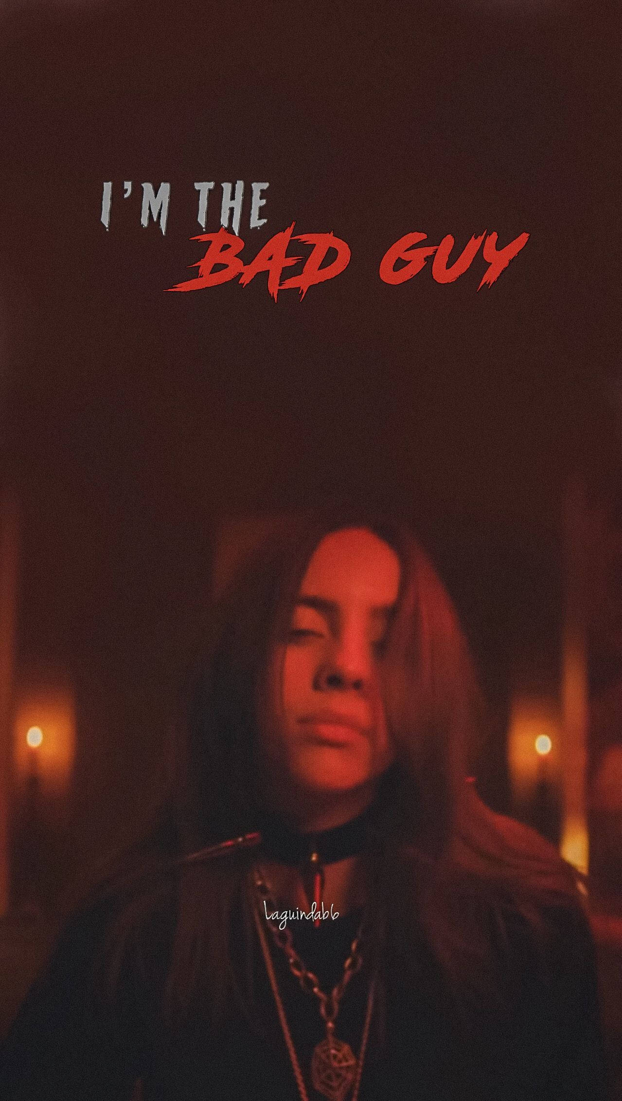 比莉·艾利什紅色美學《Bad Guy》壁紙 壁紙 — 一個長髮嘅人喺溫暖嘅紅燈下強烈地凝視，粗體字寫住「我係壞人」。