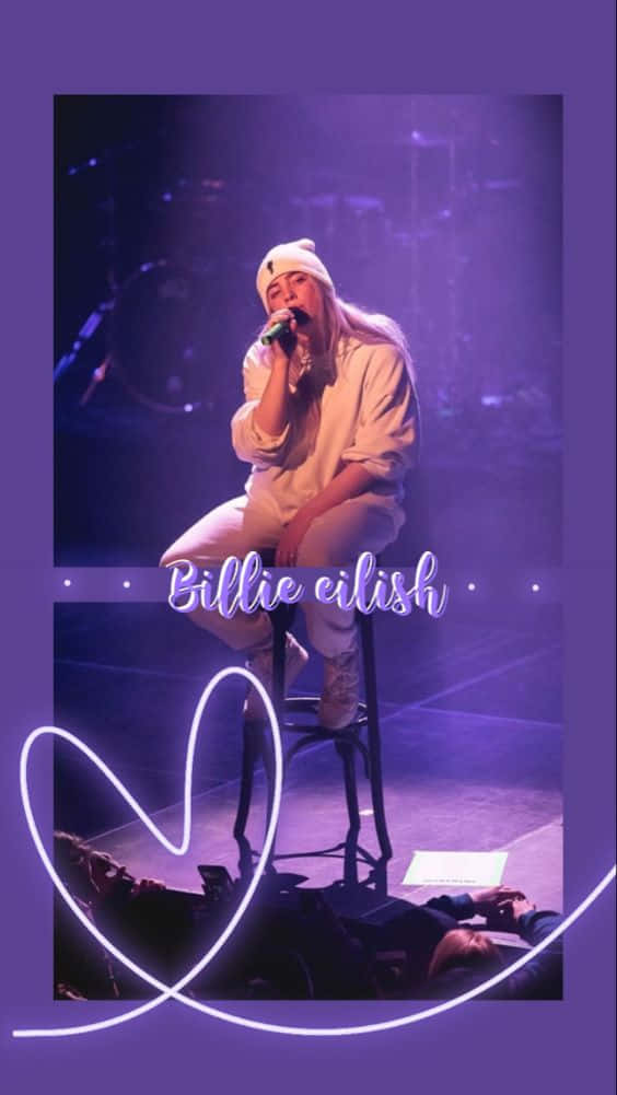 Billie Eilish 在紫色燈光和霓虹心形圖案下在舞台上唱歌。
