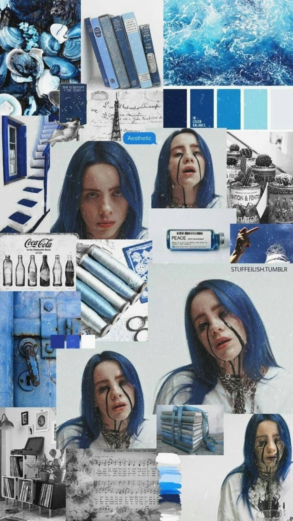 比莉·艾利什藍白美學拼貼 壁紙 — 以藍色為主題的拼貼畫， featuring Billie Eilish、書籍、海浪和復古可口可樂瓶，呈現憂鬱美學。
