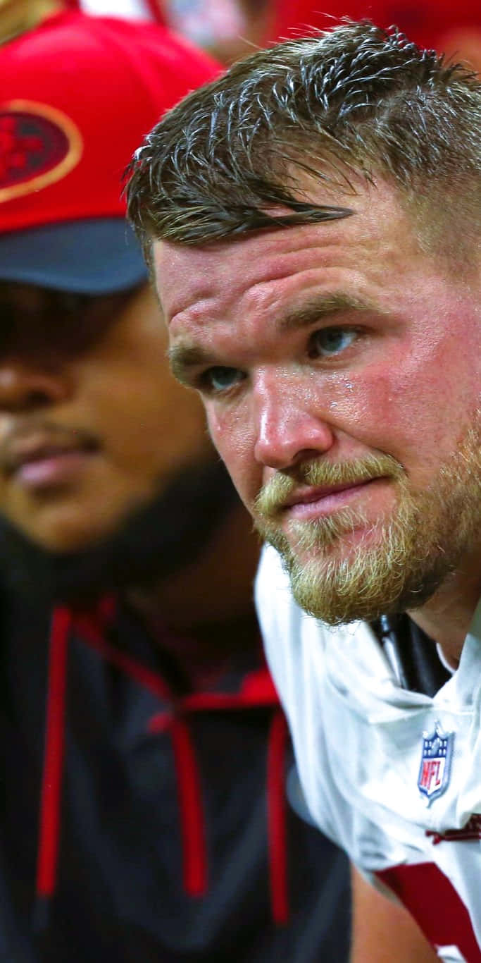Mike Mcglinchey 桌布 壁紙 — 比賽中汗流浹背的NFL美式足球員特寫，眼神專注，頭髮凌亂。