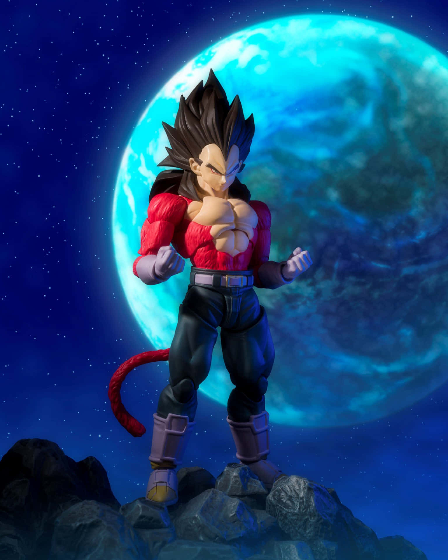Super Saiyan 4 桌布 壁紙 — 比達在繁星點點的夜空下，站在岩石地形上，強而有力地立於一輪巨大的藍色月亮之下。
