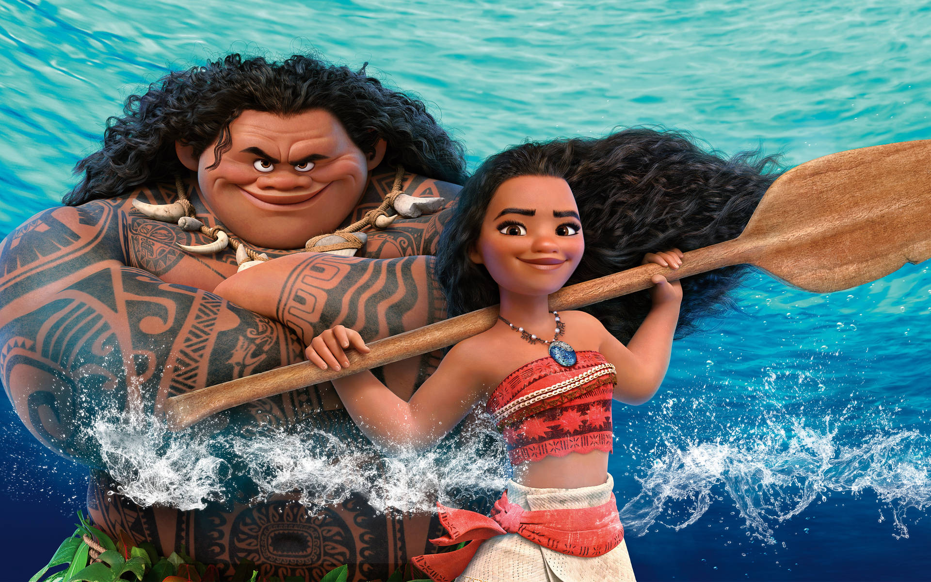 Moana 和 Maui 在海浪中一起划槳，面帶喜悅的表情。