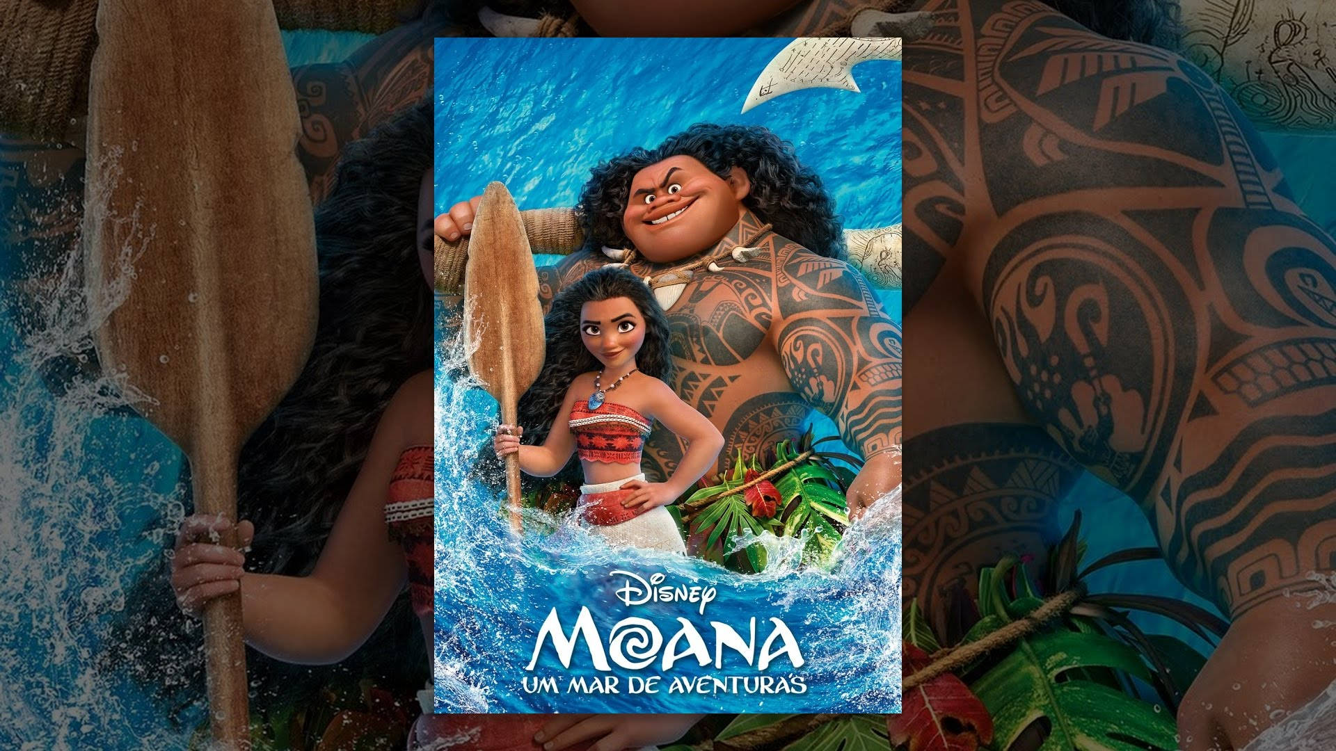Moana 和 Maui 划著獨木舟穿過海浪，周圍有熱帶植物和一條飛魚。