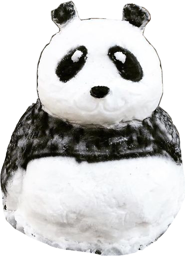 毛絨熊玩具肖像 壁紙 — 一隻可愛的熊貓雪雕，帶有黑色眼斑和耳朵，背景是純黑色。