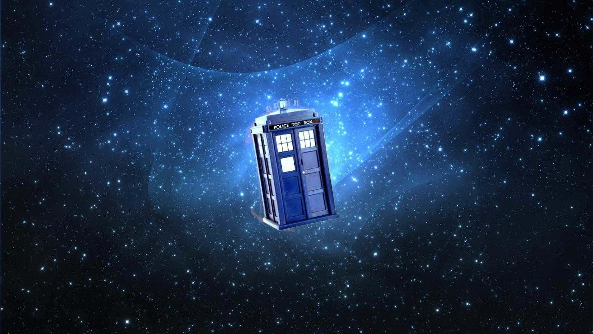 藍色警察電話亭在星空中漂流，帶有發光軌跡。