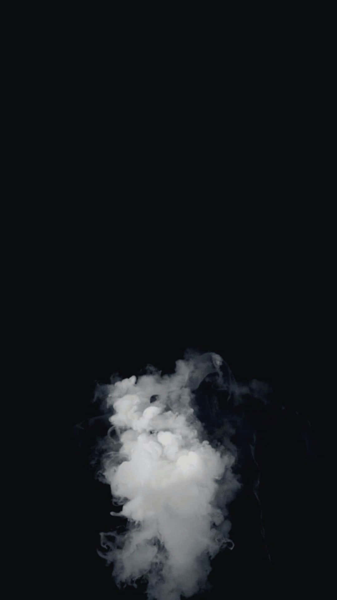 氛圍感十足的幽暗風格背景 壁紙 — 一團翻騰的白煙在純黑背景上飄移，營造出戲劇性的極簡對比。