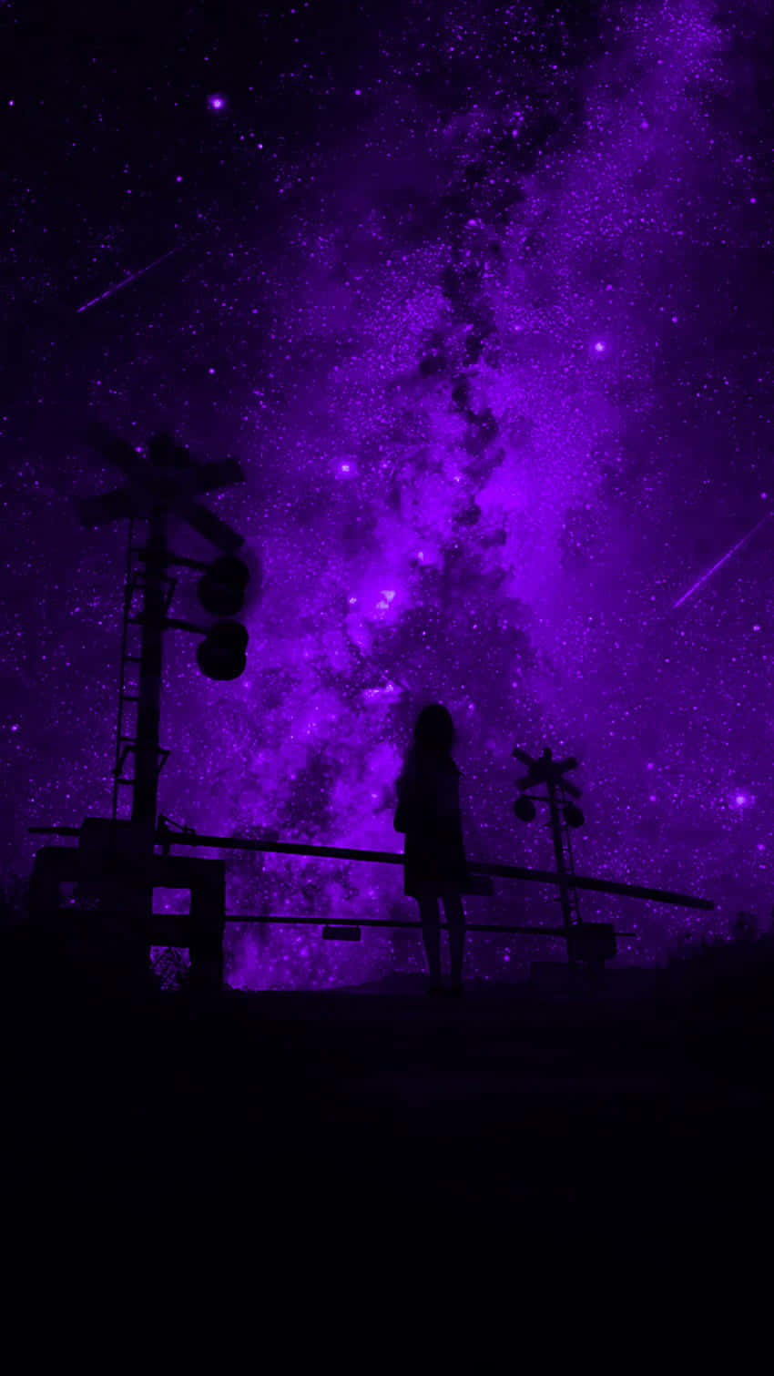 一個人站在鐵路平交道下，頭上是紫色星空和流星。