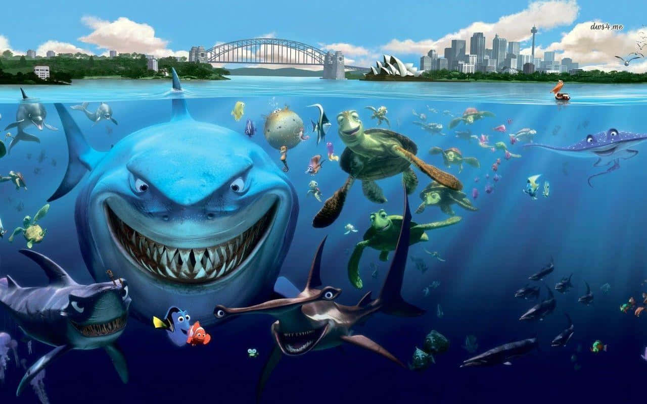 海底奇兵 桌布 壁紙 — 水下卡通鯊魚和海龜在悉尼天際線附近游泳，橋樑和歌劇院在水面上可見。