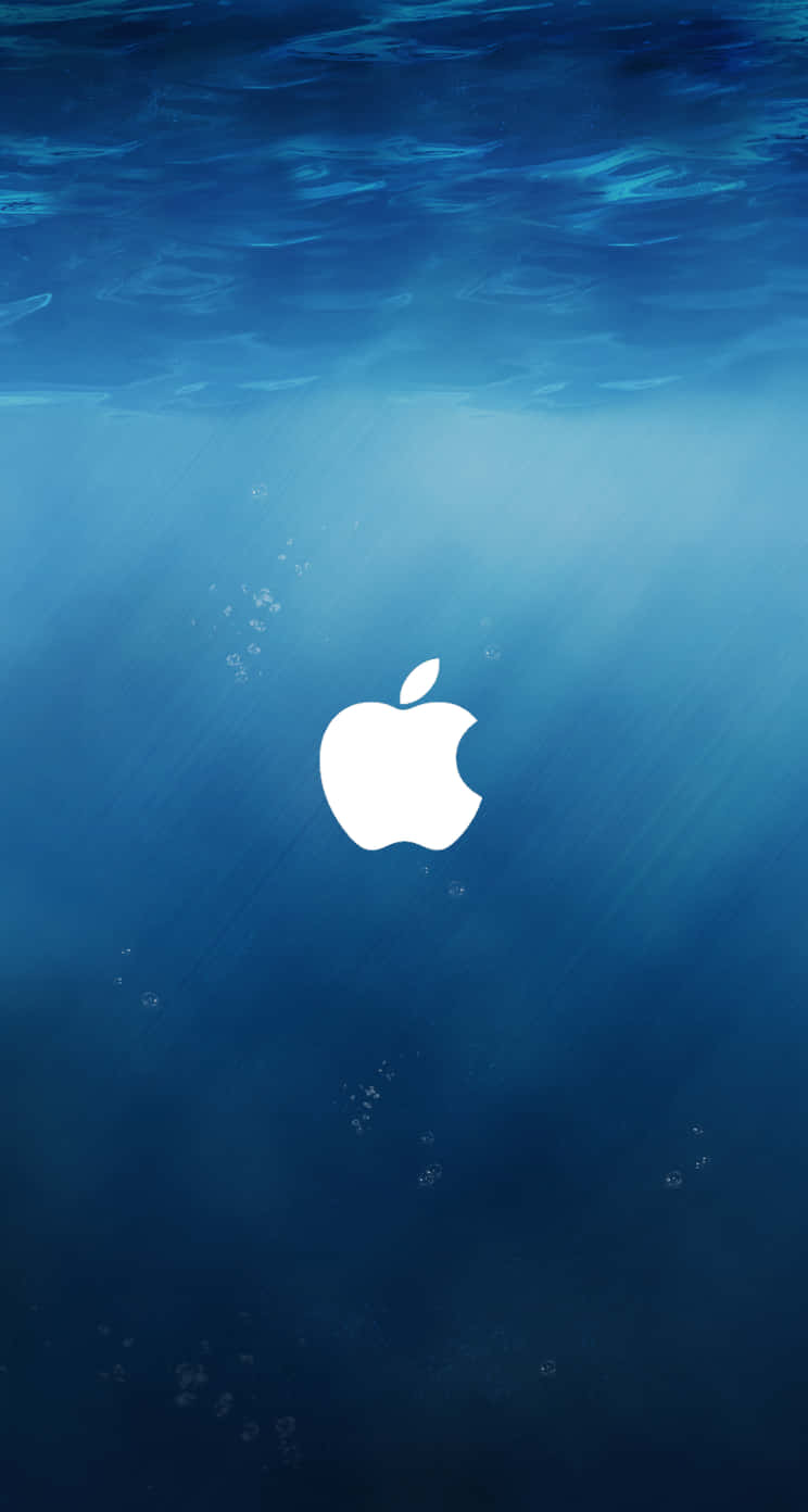 水下原版 iPhone 5s 梨形標誌壁紙 壁紙 — 一個白色Apple標誌在藍色水流和上升氣泡中平靜地漂浮在水下。