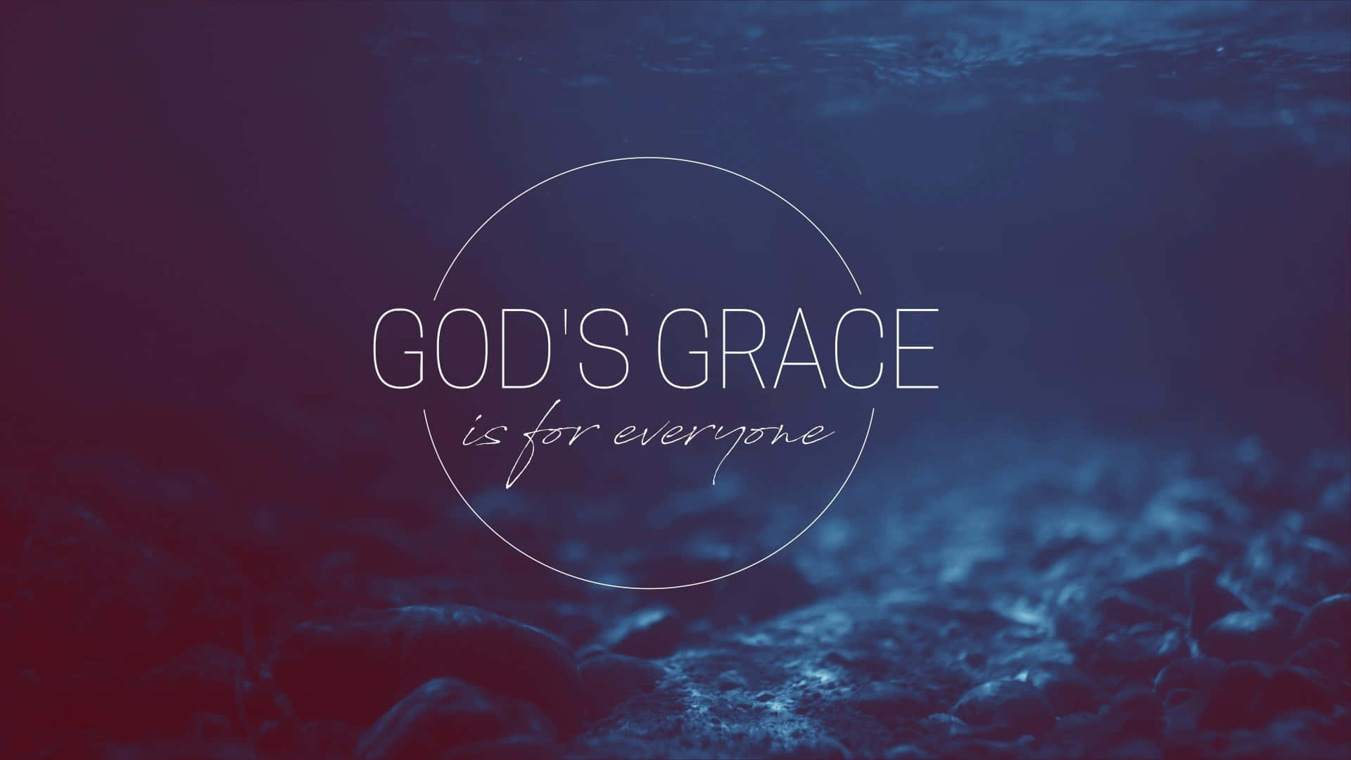 grace 桌布 壁紙 — 水下場景，文字「神的恩典是為每個人」以白色發光，映襯藍色和紅色漸變的水面。