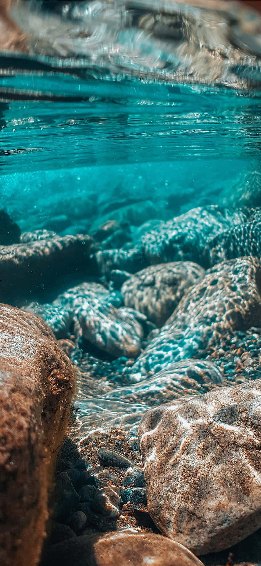 水下岩石與水流 壁紙